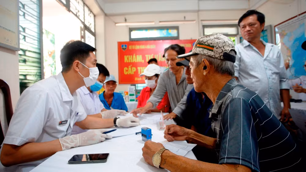 Quân y Vùng 4 thăm, khám sức khỏe nhân dân thị trấn Phan Rí Cửa, tỉnh Bình Thuận.