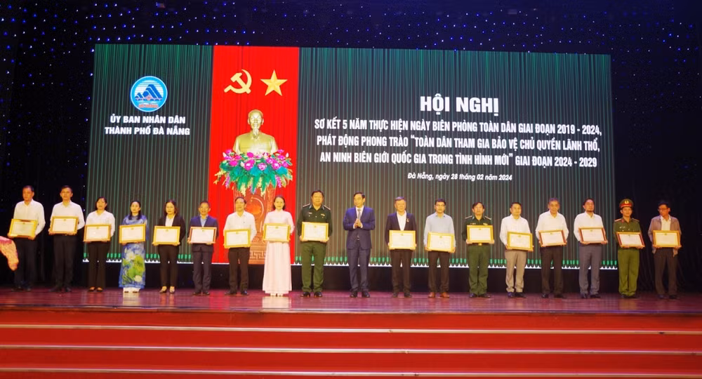 Đồng chí Lê Trung Chinh, Chủ tịch UBND TP Đà Nẵng trao bằng khen tặng các tập thể, cá nhân có thành tích xuất sắc trong xây dựng, quản lý và bảo vệ chủ quyền lãnh thổ, an ninh biên giới quốc gia.