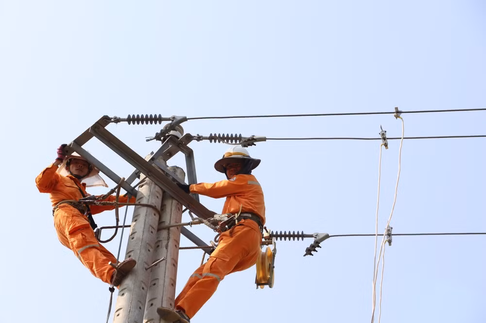 Đưa điện về vùng cao Tuyên Hóa, Quảng Bình.