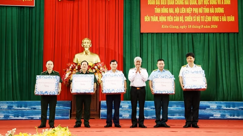 Chuẩn Đô đốc Trần Ngọc Quyết, Phó Tham mưu trưởng Quân chủng trao quà cho cán bộ, chiến sỹ Vùng 5 Hải quân