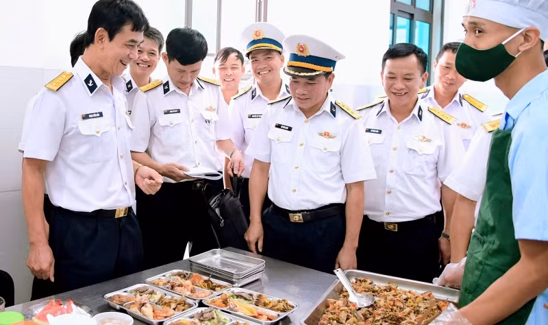 Đại biểu và Ban giám khảo tham quan bếp ăn tại Hải đội 7, Lữ đoàn 169.