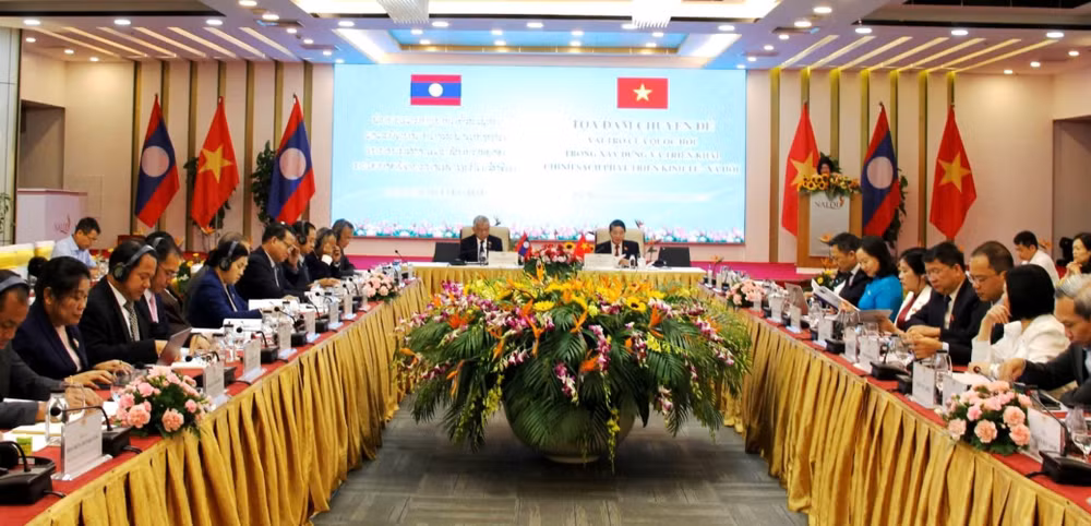 Các đại biểu nghe tham luận về Chính sách thu hút, quản lý đầu tư nước ngoài và chính sách phát triển kinh tế tập thể tại Việt Nam.