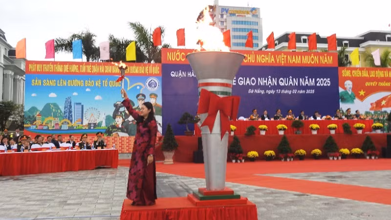 Đồng chí Cao Thị Huyền Trân, Bí thư Quận ủy Hải Châu thắp lên ngọn đuốc truyền thống của quê hương Đà Nẵng.