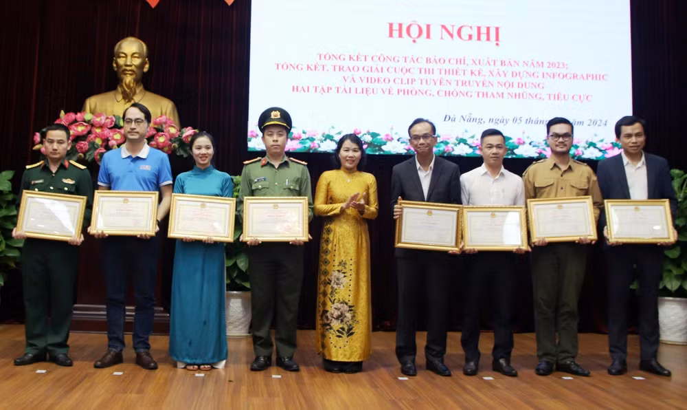 Tặng Bằng khen của Chủ tịch UBND thành phố Đà Nẵng cho các tập thể và cá nhân đạt thành tích xuất sắc trong công tác báo chí năm 2023.