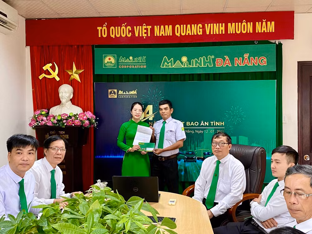 Lái xe Huỳnh Văn Đấu được lãnh đạo hãng Taxi Mai Linh Đà Nẵng tuyên dương, khen thưởng.