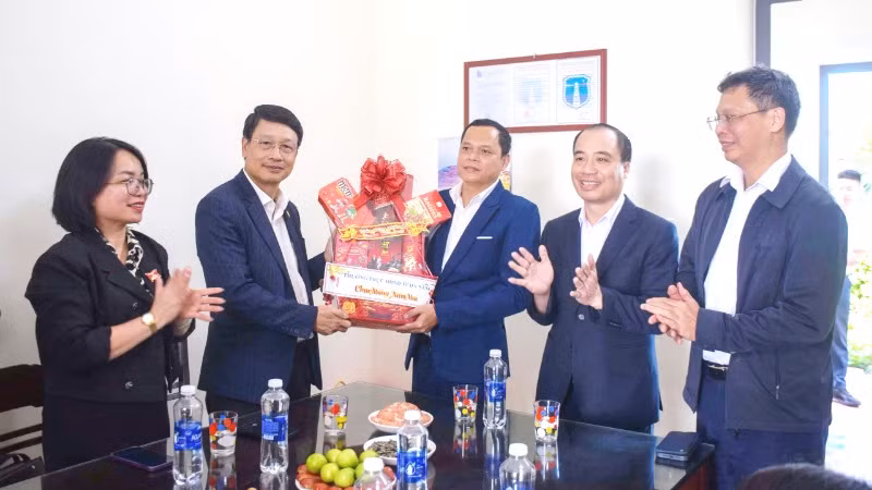 Tặng quà Tết cho trạm Quản Tượng, Công ty Bảo đảm An toàn hàng hải Trung Bộ.