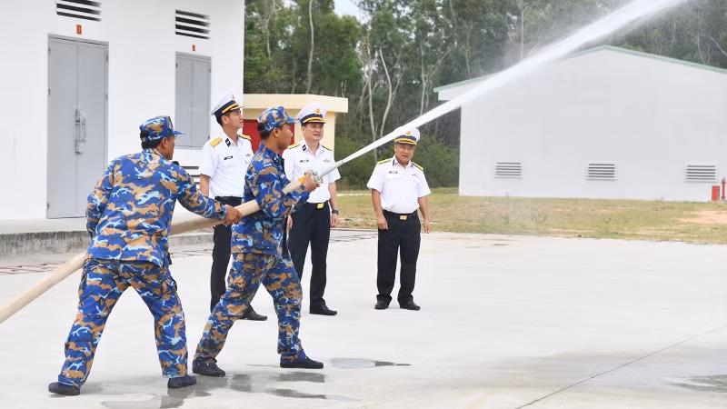 Cán bộ, chiến sĩ Kho 700A xử lý tình huống báo động phòng chống cháy nổ