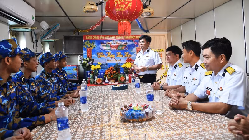 Đại tá Trịnh Xuân Tùng quán triệt nhiệm vụ, động viên cán bộ, chiến sĩ Tàu 637.