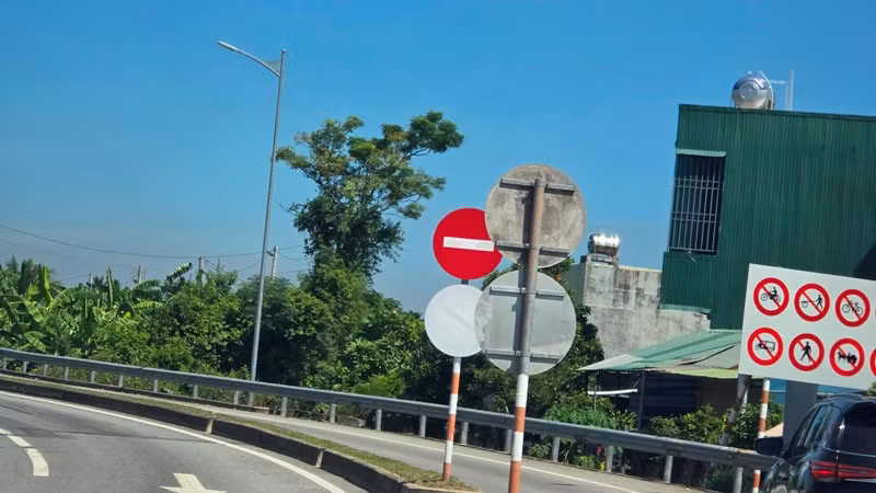 Biến cấm xe máy lên cao tốc ở trạm thu phí Bắc Quảng Ngãi mất tác dụng.