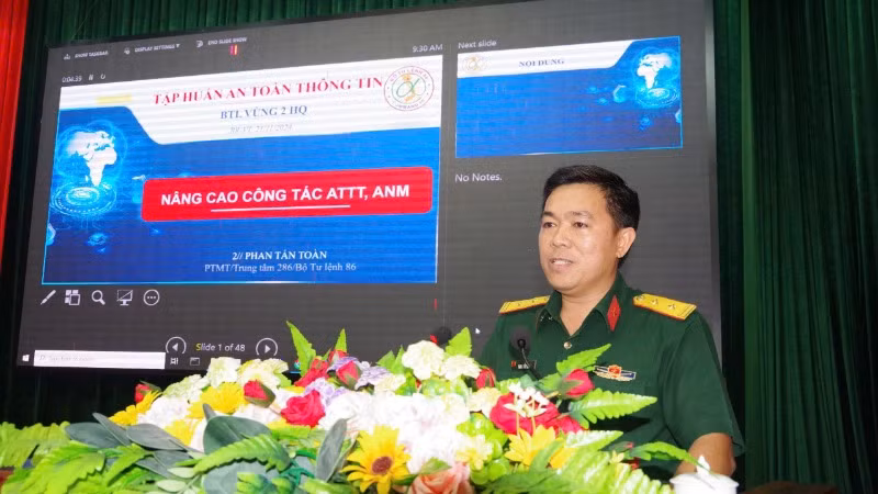 Báo cáo viên Trung tâm 286-Bộ Tư lệnh 86 phổ biến nội dung về an ninh mạng.