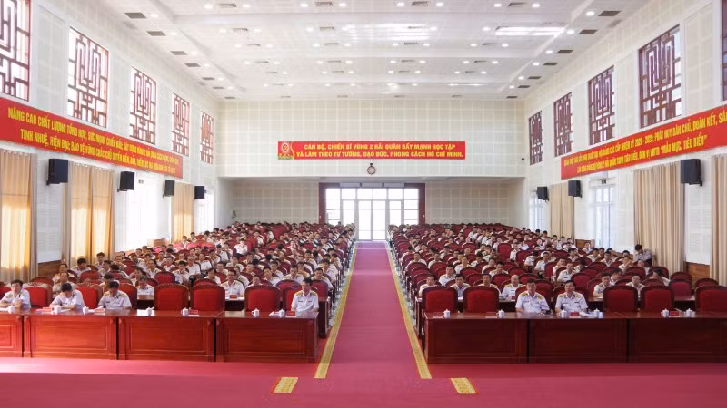 Hơn 400 cán bộ, chiến sĩ Vùng 2 Hải quân được tuyên truyền, phổ biến, giáo dục pháp luật.