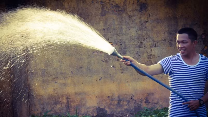 Binh nhì, cử nhân Nguyễn Hoàng Duy rất hứng thú với nhiệm vụ chăm sóc vườn rau xanh.