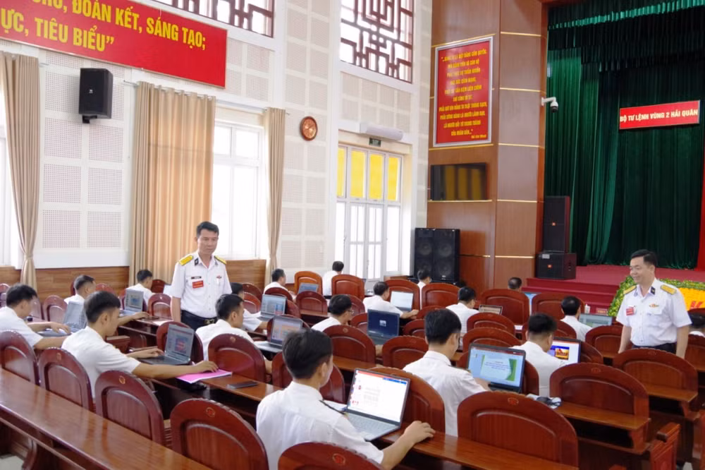 Thí sinh thực hiện phần thi thực hành soạn bài trình chiếu phần mềm Powpoint.