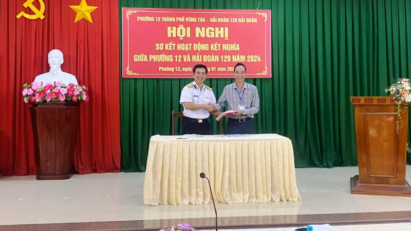 Đại diện Hải đoàn 129 và Phường 12 ký kết kế hoạch phối hợp năm 2025.