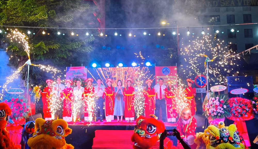 Cắt băng khai trương phố đi bộ và chợ đêm An Thượng.