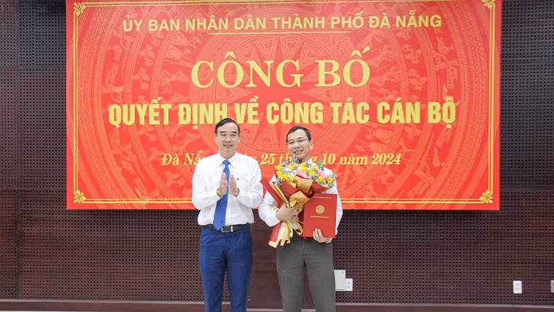 Chủ tịch Ủy ban nhân dân thành phố Đà Nẵng trao quyết định và tặng hoa chúc mừng tân Giám đốc sở Nội vụ kiêm Chủ tịch Ủy ban nhân dân huyện Hoàng Sa.