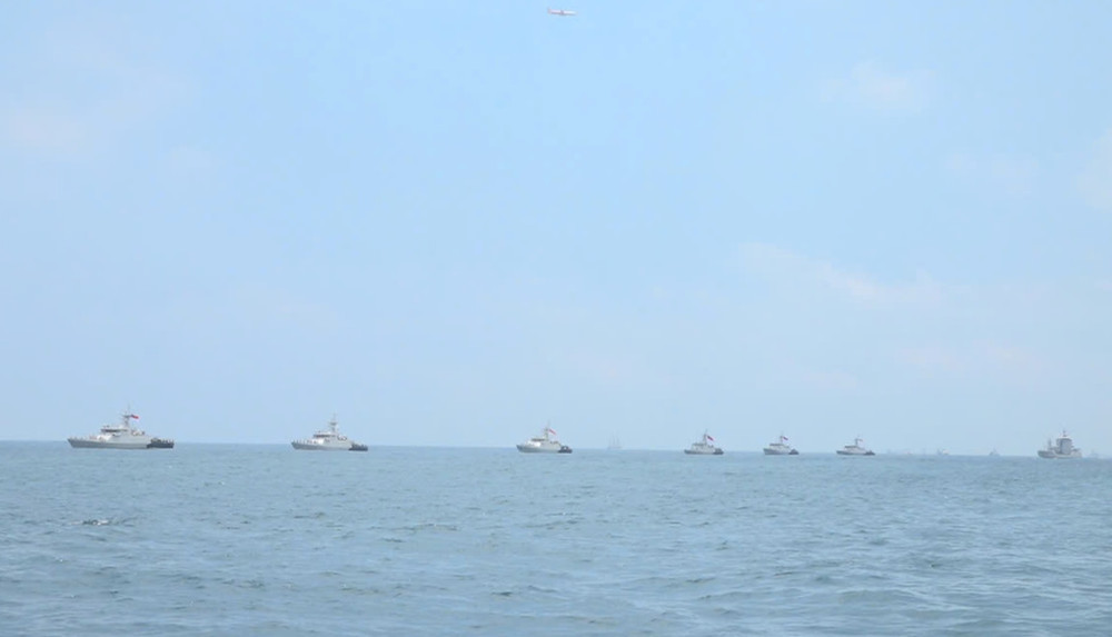 Đội hình tàu Hải quân Indonesia trong buổi tổng duyệt .
