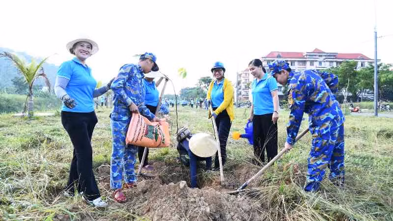 Các lực lượng cùng tham gia trồng cây xanh trong công viên.