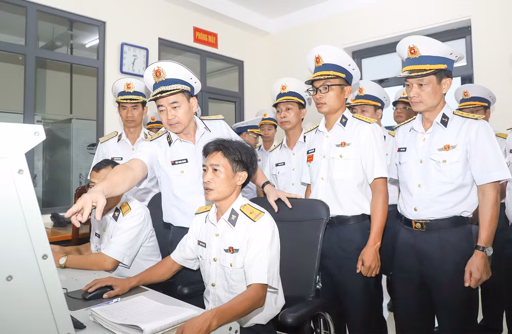 Phó Đô đốc Trần Thanh Nghiêm, Tư lệnh Quân chủng Hải quân kiểm tra công tác sẵn sàng chiến đấu tại trạm Rada của Vùng 5 Hải quân.