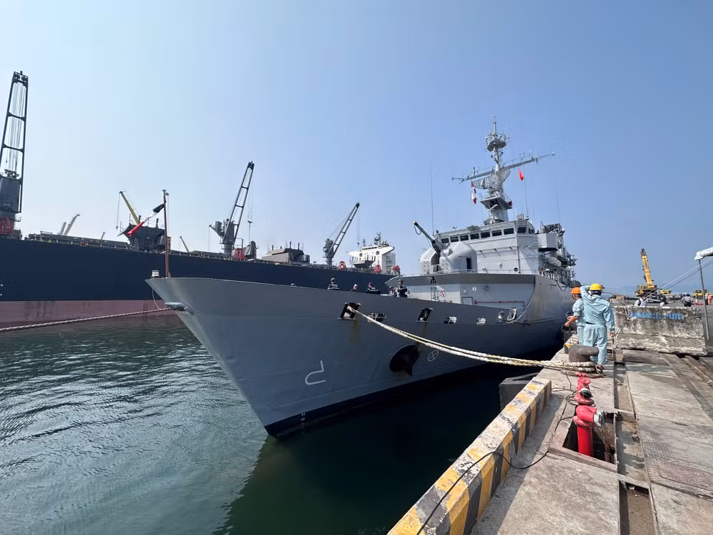 Tàu Vendemiaire là khinh hạm lớp Floreal, dài 93m, với đoàn thủy thủ hơn 100 người, mang theo 1 trực thăng loại Dauphin.