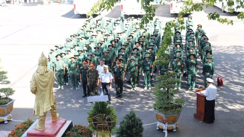 Cán bộ, sinh viên Đại học Quốc gia Thành phố Hồ Chí Minh dâng hương Tượng đài Trần Hưng Đạo.