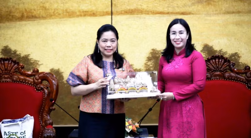 Trao quà lưu niệm hình Cầu Rồng - biểu tượng của Đà Nẵng cho bà Wiraka Moodhitaporn, Tổng Lãnh sự Thái Lan tại Thành phố Hồ Chí Minh.