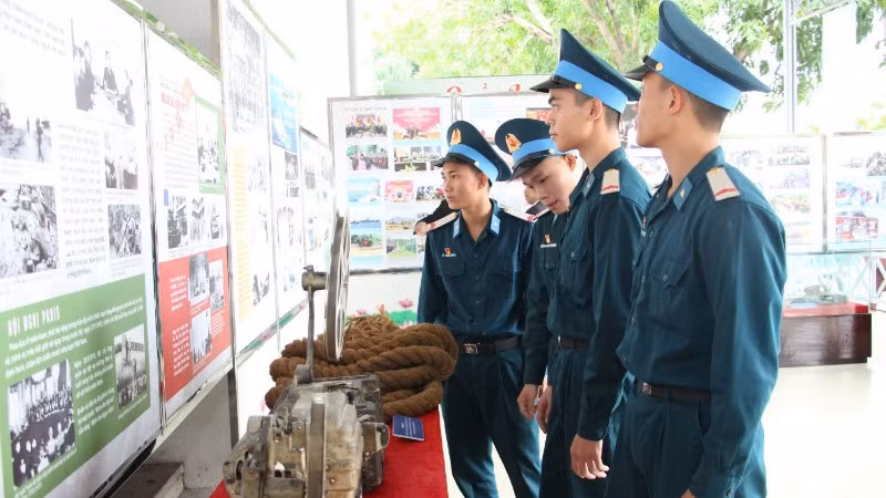 Chiến sĩ trẻ háo hức xem hiện vật chiến tranh tại triển lãm.