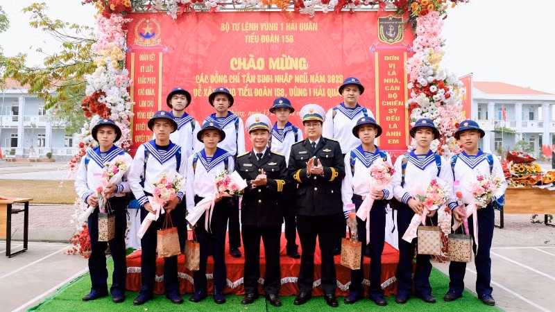 Chỉ huy Tiểu đoàn 158, Vùng 1 Hải quân chào mừng chiến sĩ mới về đơn vị.