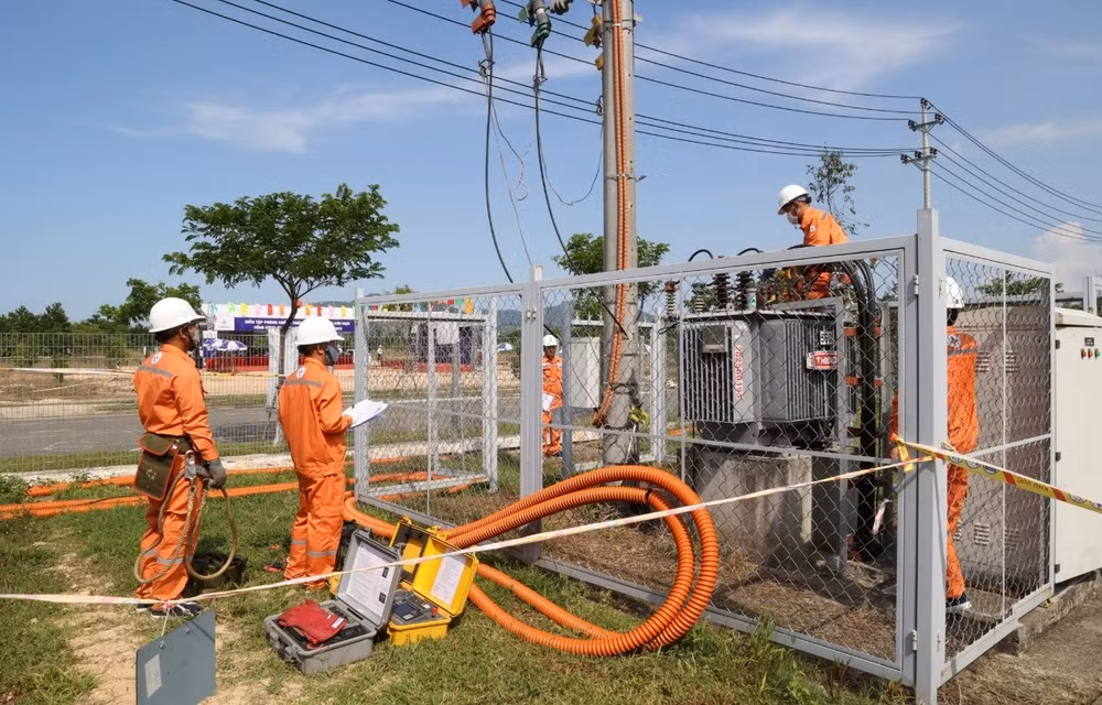 Điện lực Bình Định tổ chức kiểm tra trạm biến áp trước khi mưa bão đến Điện lực Bình Định tổ chức kiểm tra trạm biến áp trước khi mưa bão đến
