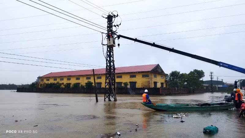 Nhiều khu vực còn bị ngập sâu, chưa thể cấp điện trở lại vì thiếu an toàn.