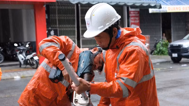 Công nhân Điện lực Thừa Thiên Huế sửa chữa đường dây bị hư hại do bão số 6.