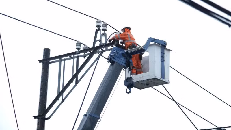 Kiểm tra đường dây cao thế trước khi đóng điện trở lại ở Đà Nẵng.