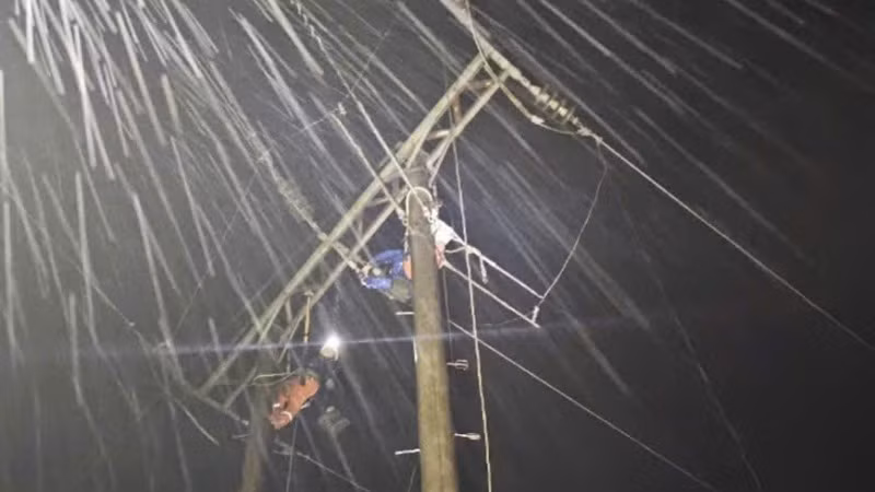 Công nhân Điện lực Quảng Trị làm việc xuyên đêm để kịp thời cấp điện phục vụ sản xuất, đời sống.