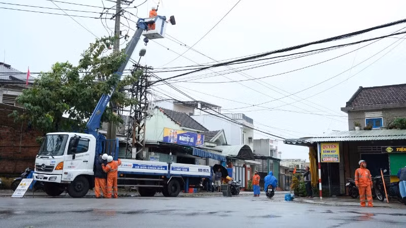 Sửa chữa đường dây để cấp điện trở lại ở thị xã Điện Bàn, Quảng Nam.