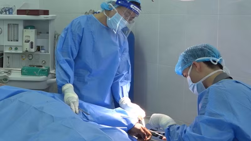 Các bác sĩ bệnh xá đảo Song Tử Tây phẫu thuật cấp cứu cho ngư dân bị tai nạn lao động.