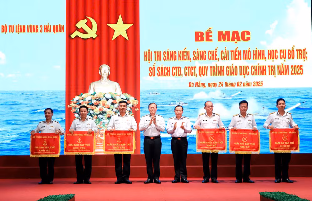 Tặng cờ thi đua cho các đơn vị có nhiều mô hình, sáng kiến cải tiến kỹ thuật.