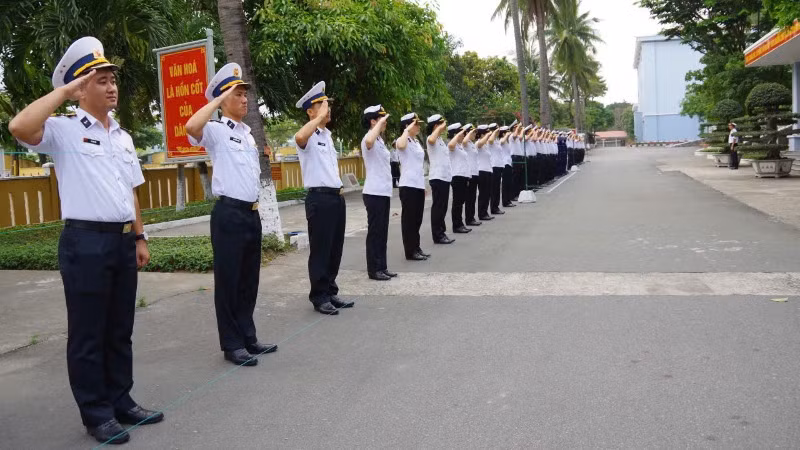 Rèn luyện lễ tiết, tác phong cho sĩ quan, chiến sĩ.