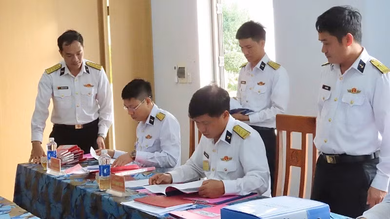 Kiểm tra hệ thống văn kiện, sổ sách, các kế hoạch, giáo án lên lớp.