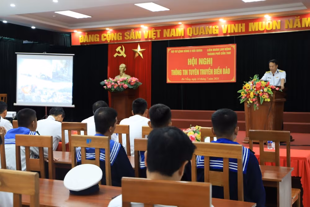Báo cáo viên của Vùng 3 Hải quân thông tin, tuyên truyền về tình hình biển, đảo hiện nay.