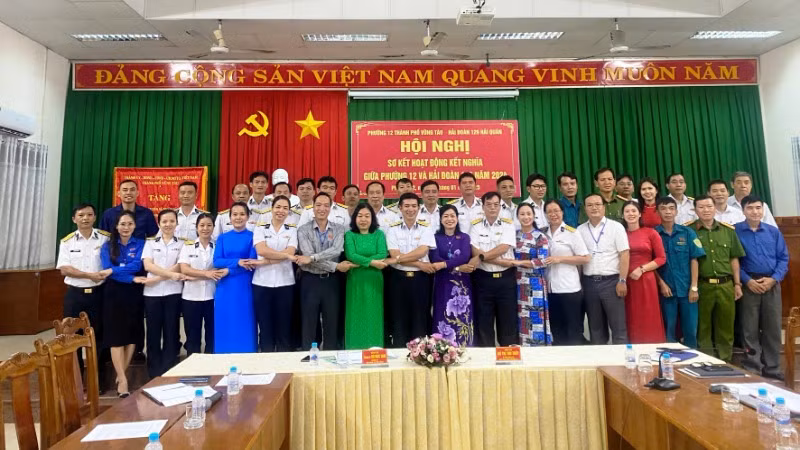 Tăng cường tình đoàn kết quân dân giữa Hải quân với chính quyền địa phương và các đơn vị kết nghĩa.