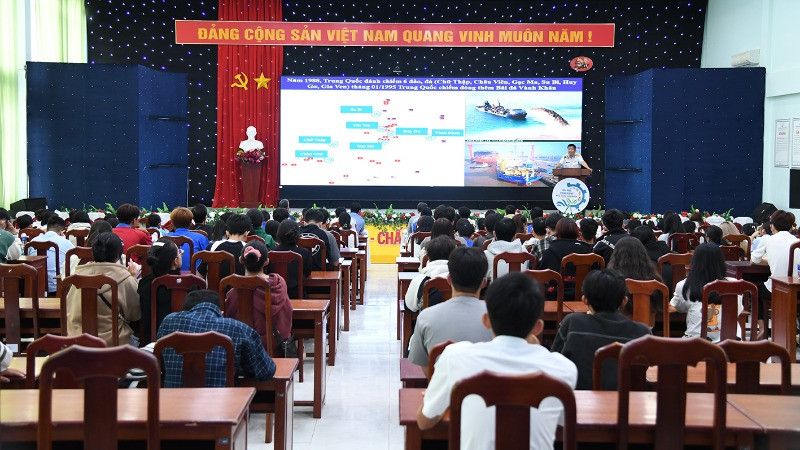 Tuyên truyền biển, đảo cho sinh viên trường Đại học Kiên Giang.