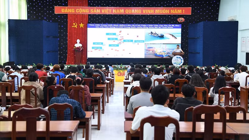 Tuyên truyền biển, đảo cho sinh viên trường Đại học Kiên Giang.
