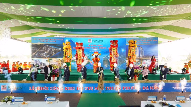 Lãnh đạo thành phố và chủ đầu tư thực hiện nghi thức khởi công dự án.