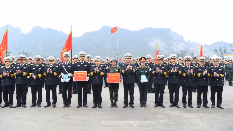 Phó Đô đốc Trần Thanh Nghiêm tặng quà động viên các khối Hải quân tham gia diễu binh, diễu hành Kỷ niệm 50 năm Giải phóng miền nam thống nhất đất nước.