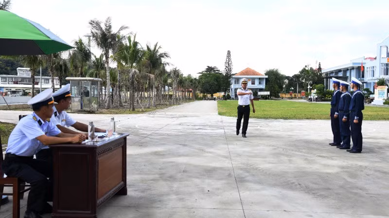 Kiểm tra điều lệnh đội ngũ cán bộ, chiến sĩ Vùng 5 Hải quân.