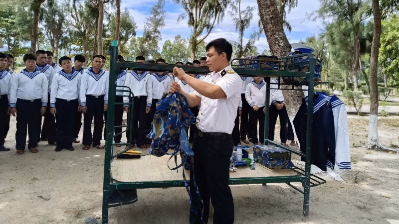 Hướng dẫn cách treo ba-lô, áo quần gọn gàng, ngăn nắp, theo đúng quy định.