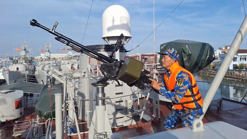 Thường xuyên luyện tập để nắm vững chuyên môn, làm chủ vũ khí, khí tài mới.