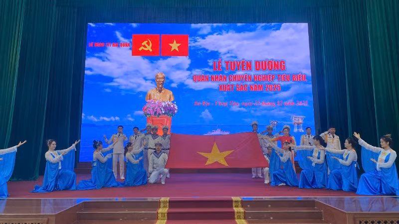 Tiết mục văn nghệ chào mừng các quân nhân chuyên nghiệp được tuyên dương.