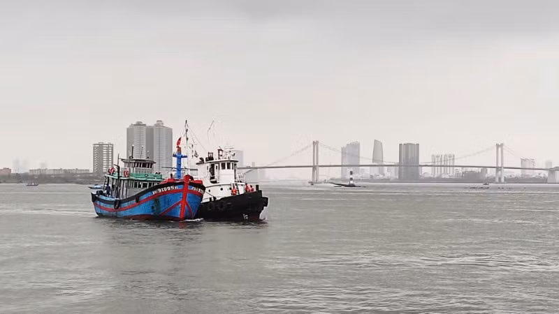 Hai tàu cá của ngư dân Đà Nẵng được lai kéo về vịnh Đà Nẵng an toàn.