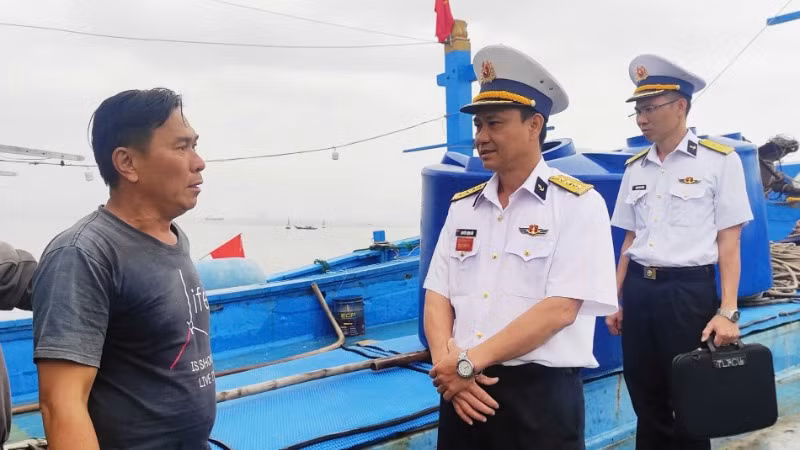 Đại tá Nguyễn Trọng Hòa, Phó Tham mưu trưởng Vùng 3 Hải quân thăm hỏi, động viên tinh thần ngư dân.